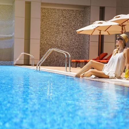 Отель Downtown Rotana Манама Экстерьер фото The swimming pool at the hotel