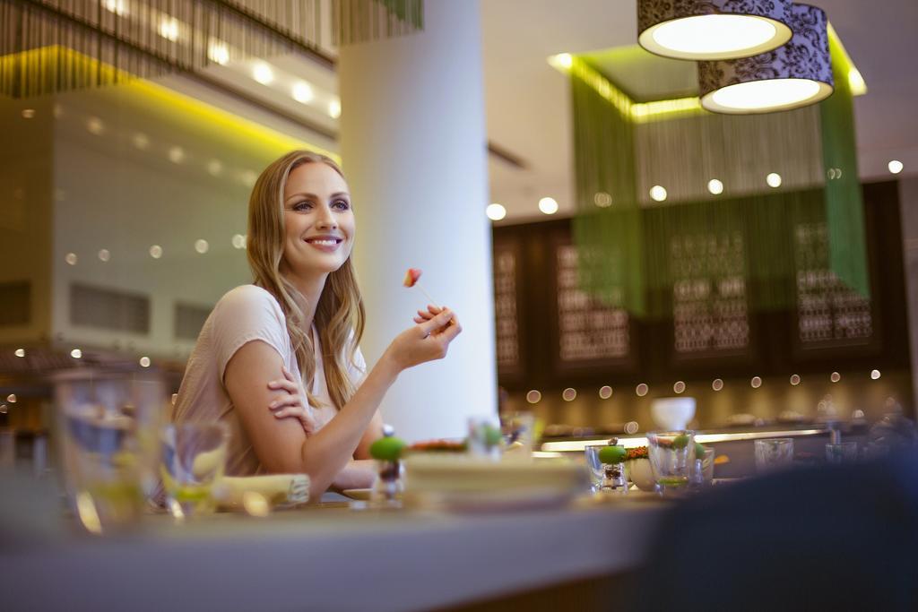 Отель Downtown Rotana Манама Экстерьер фото A woman at a restaurant