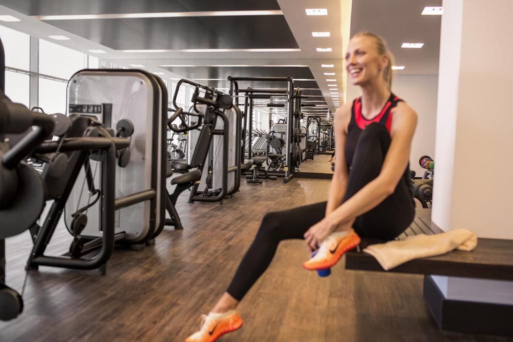 Отель Downtown Rotana Манама Экстерьер фото A woman in a gym