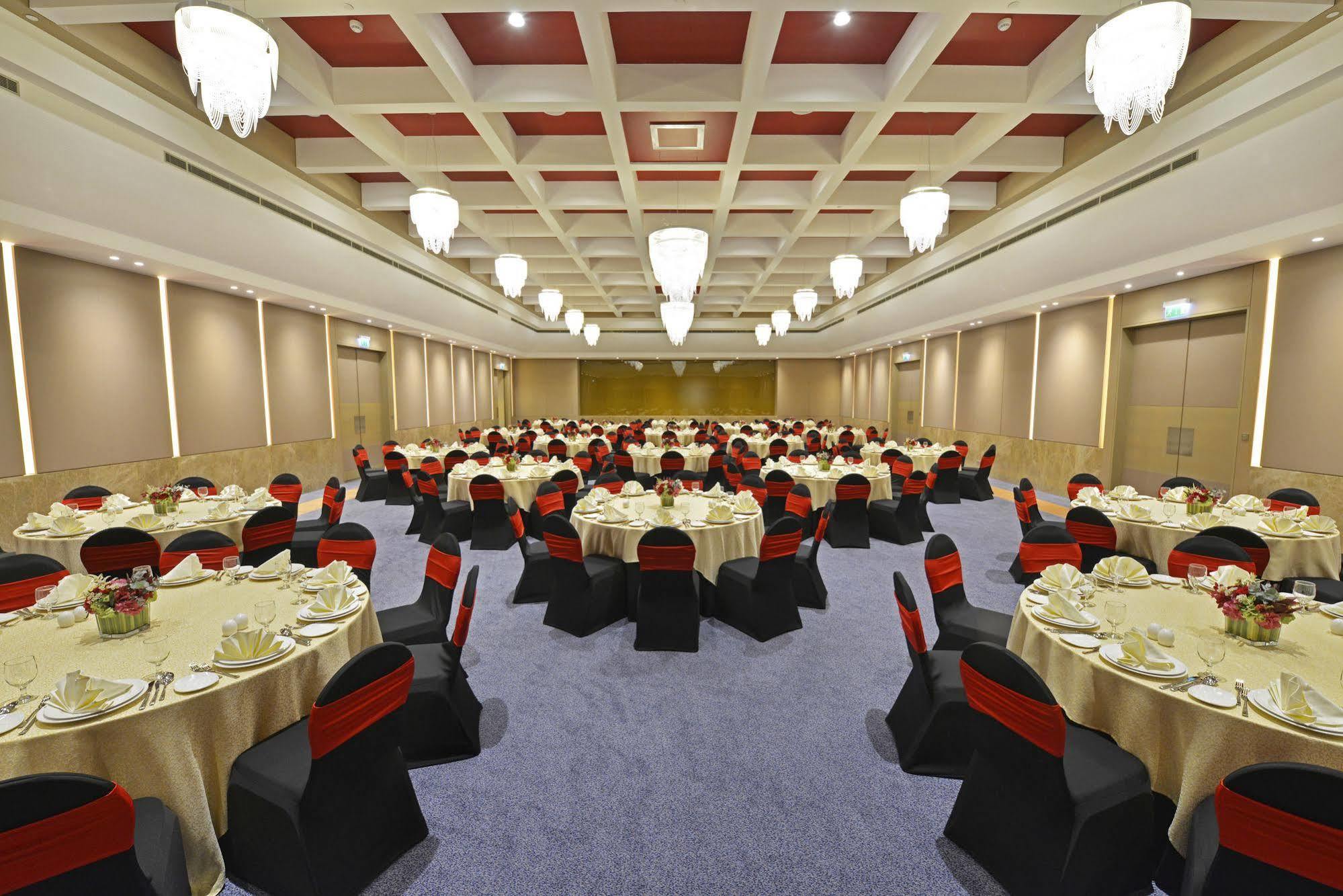 Отель Downtown Rotana Манама Экстерьер фото The Grand Ballroom