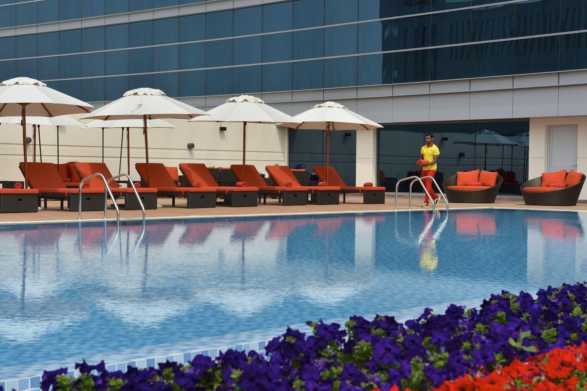 Отель Downtown Rotana Манама Экстерьер фото The pool at the hotel